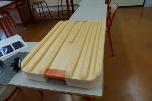 le chassis et les supports taillés au cutter sur lesquels reposeront les cellules.