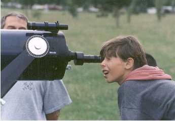 Enfant observant à travers un télescope