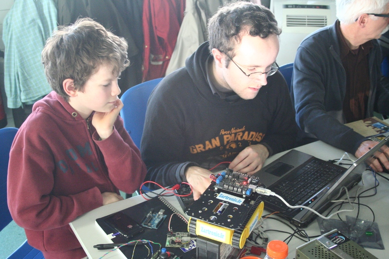 Victor et Clément, concentrés sur la programmation d'un robot Victor et Clément, concentrés sur la programmation d'un robot