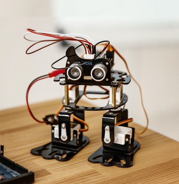 petit robot avec 2 jambes et 2 yeux