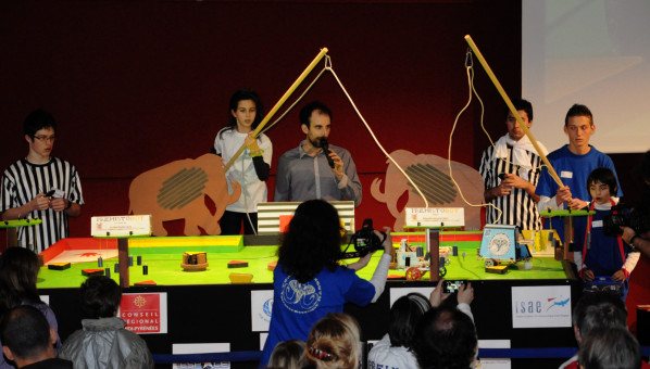 You are currently viewing Trophées de Robotique 2014 : match serré à Toulouse