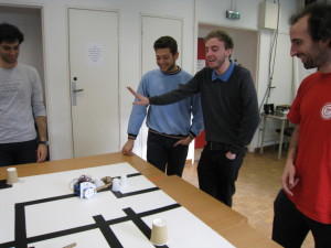 Les miniRobots doivent ramener le plus de verres possible. Arbitre expert : Antoine.