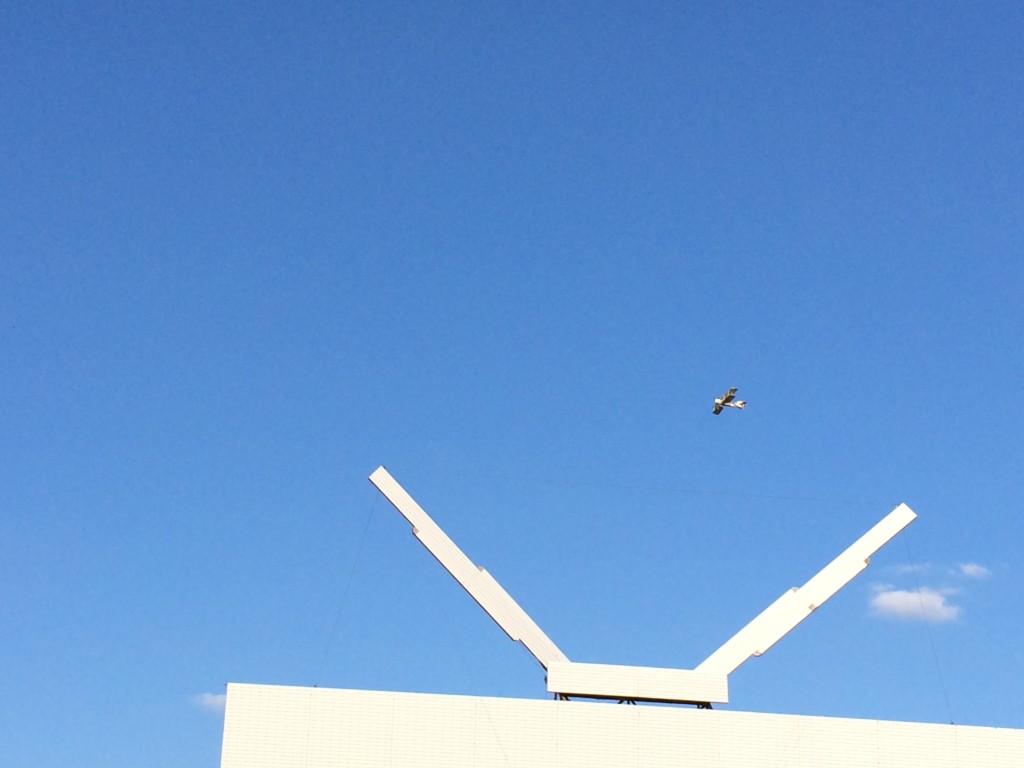 AVion de Saint-Exupéry au-dessus de la Cité de l'Espace