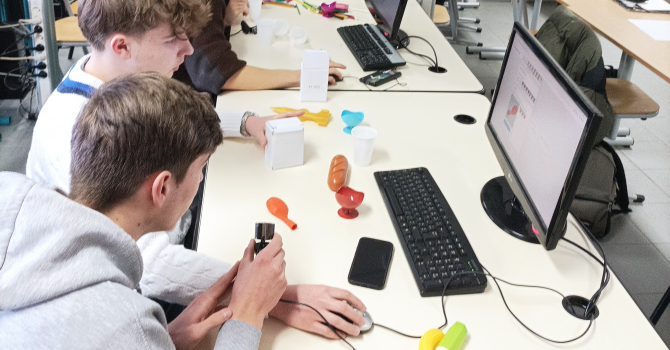 Immersion au cœur d’un projet scientifique itinérant : la Tournée des Robots et de l’IA