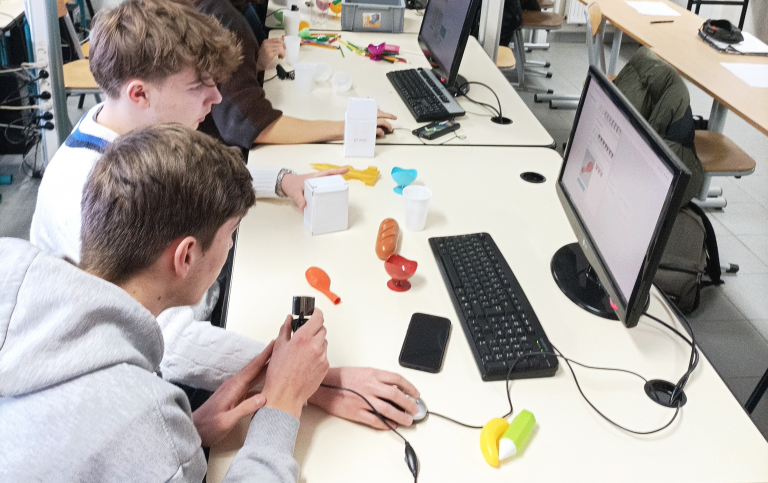 Lire la suite à propos de l’article Immersion au cœur d’un projet scientifique itinérant : la Tournée des Robots et de l’IA